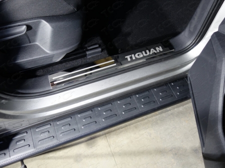Volkswagen Tiguan 2017- Накладки на пластиковые пороги (лист зеркальный надписьTiguan) 2шт	